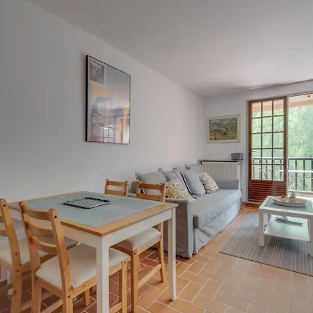 Azur Et Pins Piscine Appartement *